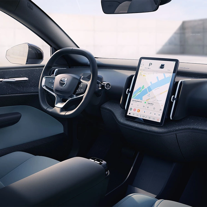 Intérieur d’un Volvo EX30 avec volant et écran tactile affichant une carte de navigation