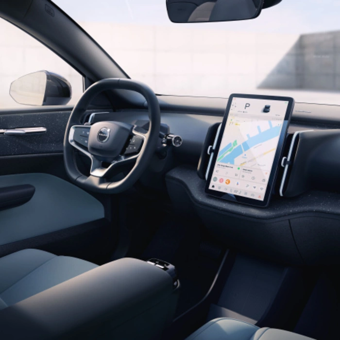 Intérieur d’un Volvo EX30 avec volant et écran tactile affichant une carte de navigation