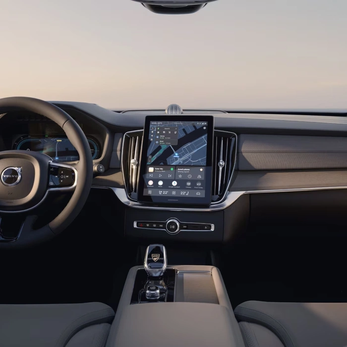 Vue intérieure d’un Volvo XC90 avec volant, tableau de bord et écran tactile central