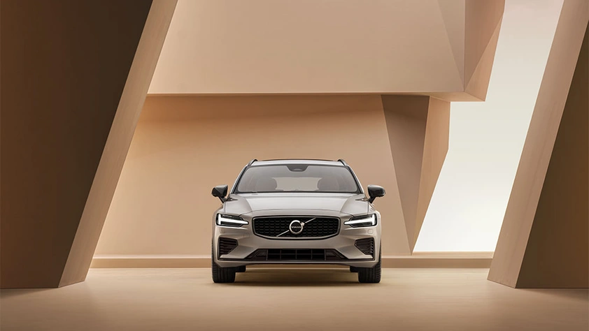 Vue avant d’un Volvo V60 dans un décor architectural moderne aux tons beige et brun