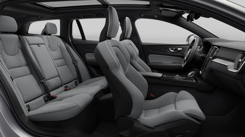 Intérieur du Volvo V60 avec sièges en tissu gris, tableau de bord, toit ouvrant et places avant/arrière