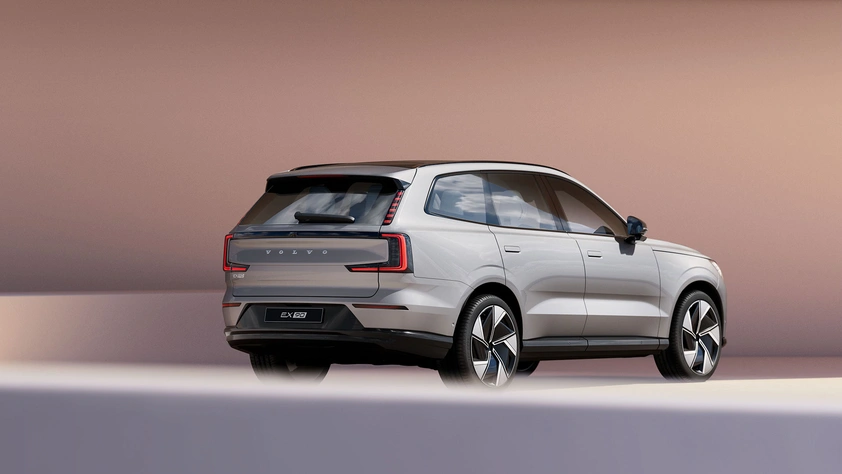 Vue arrière d’un Volvo EX90 argenté dans un décor minimaliste et éclairage doux