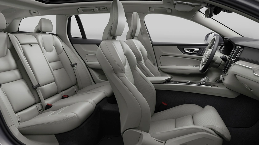 Intérieur du Volvo V60 avec cuir beige, toit ouvrant et tableau de bord