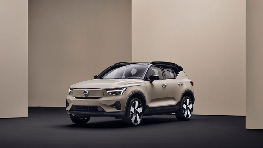 Volvo EX40 beige avec toit noir dans un studio au décor minimaliste