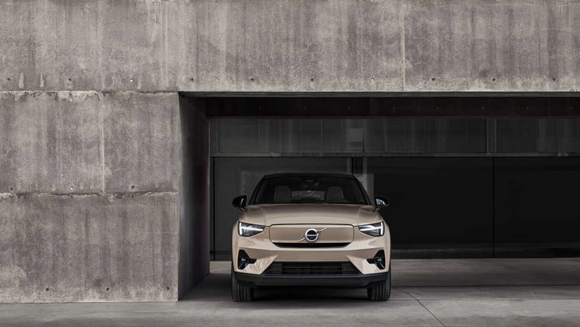 Volvo EC40 beige garé dans un garage en béton au design moderne et minimaliste