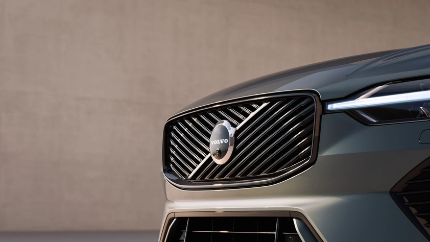 Gros plan sur la calandre et le phare avant d’un Volvo XC60