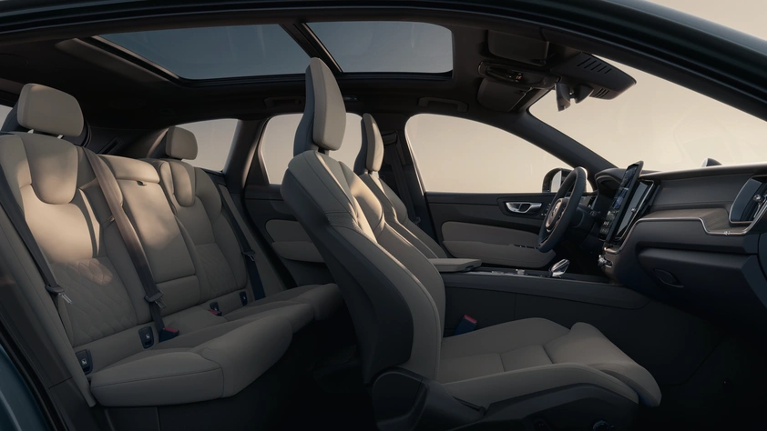 Intérieur du Volvo XC60 avec sièges en cuir beige et toit ouvrant panoramique