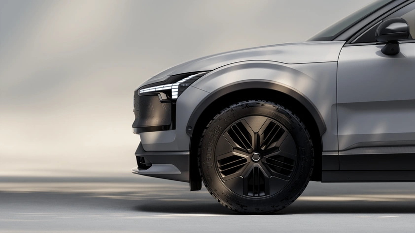 Vue avant latérale d’un Volvo EX30 Cross Country gris aux roues noires et au design épuré
