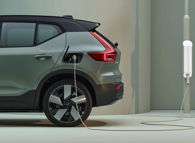 Volvo XC40 branché à une borne de recharge dans un espace intérieur minimaliste